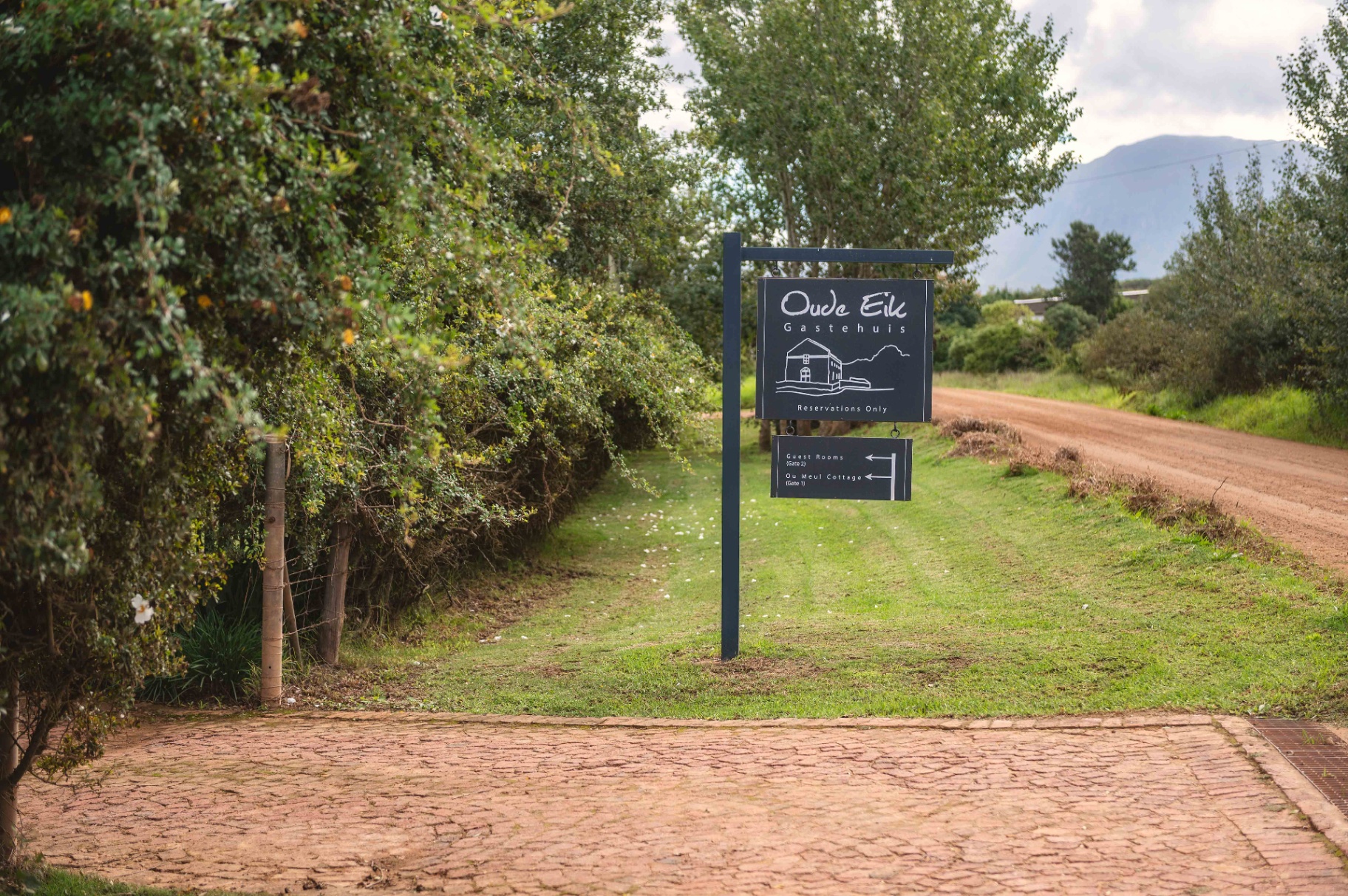Oude Eik Gastehuis entrance sign on the country road