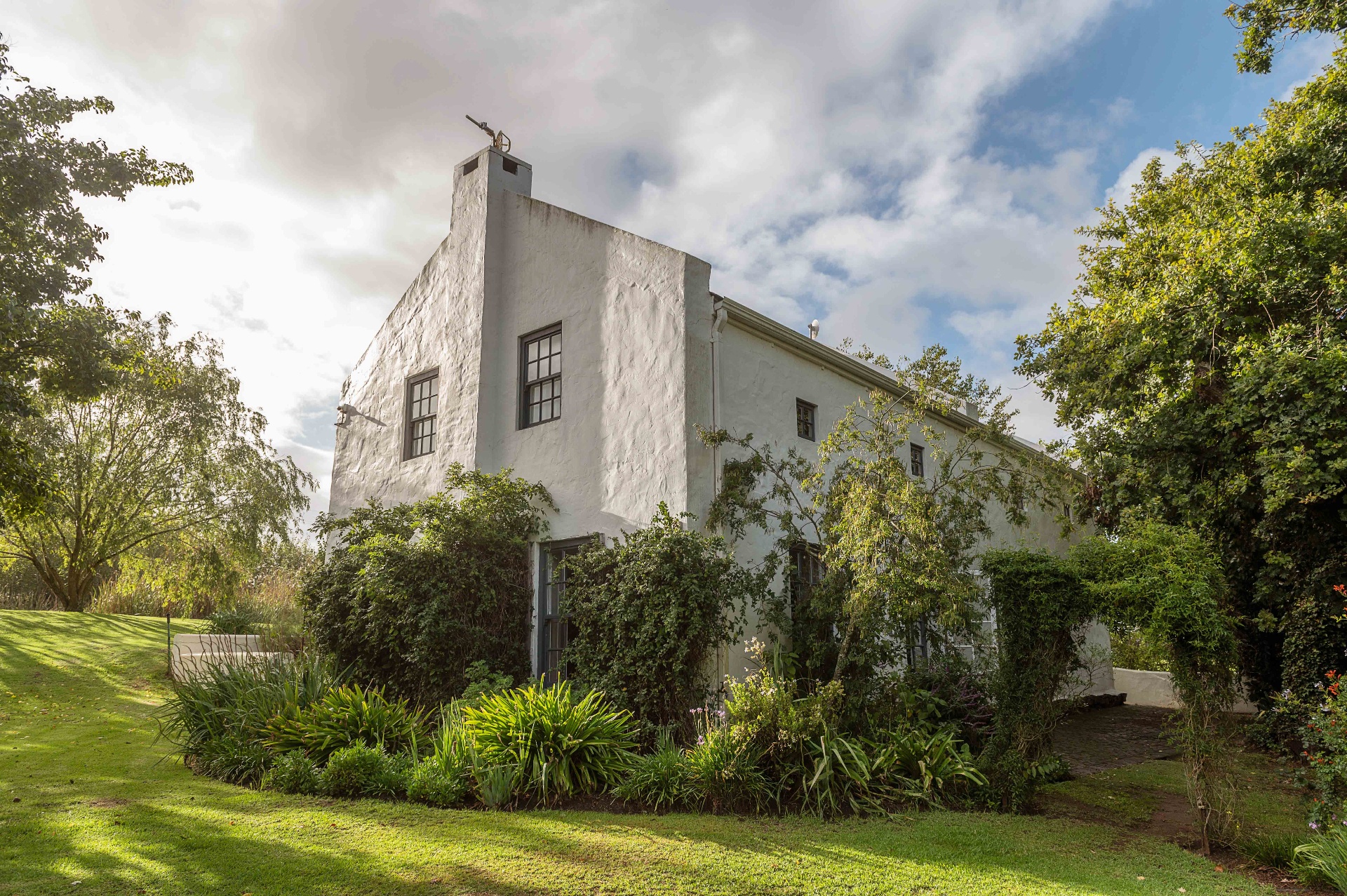 Oude Eik Guest House exterior surrounded by lush gardens